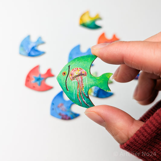 Holzminiatur Fisch – Handbemalte Brosche/Magnet - BRMAFI-0301