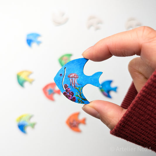 Holzminiatur Fisch – Handbemalte Brosche/Magnet - BRMAFI-0203