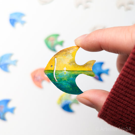 Holzminiatur Fisch – Handbemalte Brosche/Magnet - BRMAFI-1001