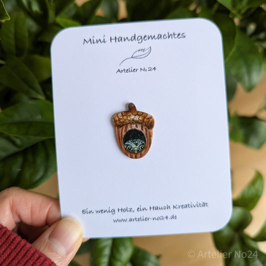 Holzminiatur Eichelnuss/Eule – Handbemalte Brosche/Magnet - BRMANU-N1