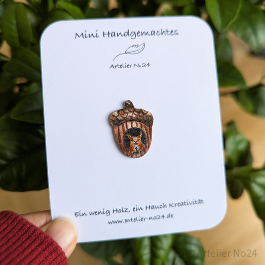 Holzminiatur Eichelnuss/Eichhörnchen – Handbemalte Brosche/Magnet - BRMANU-N2