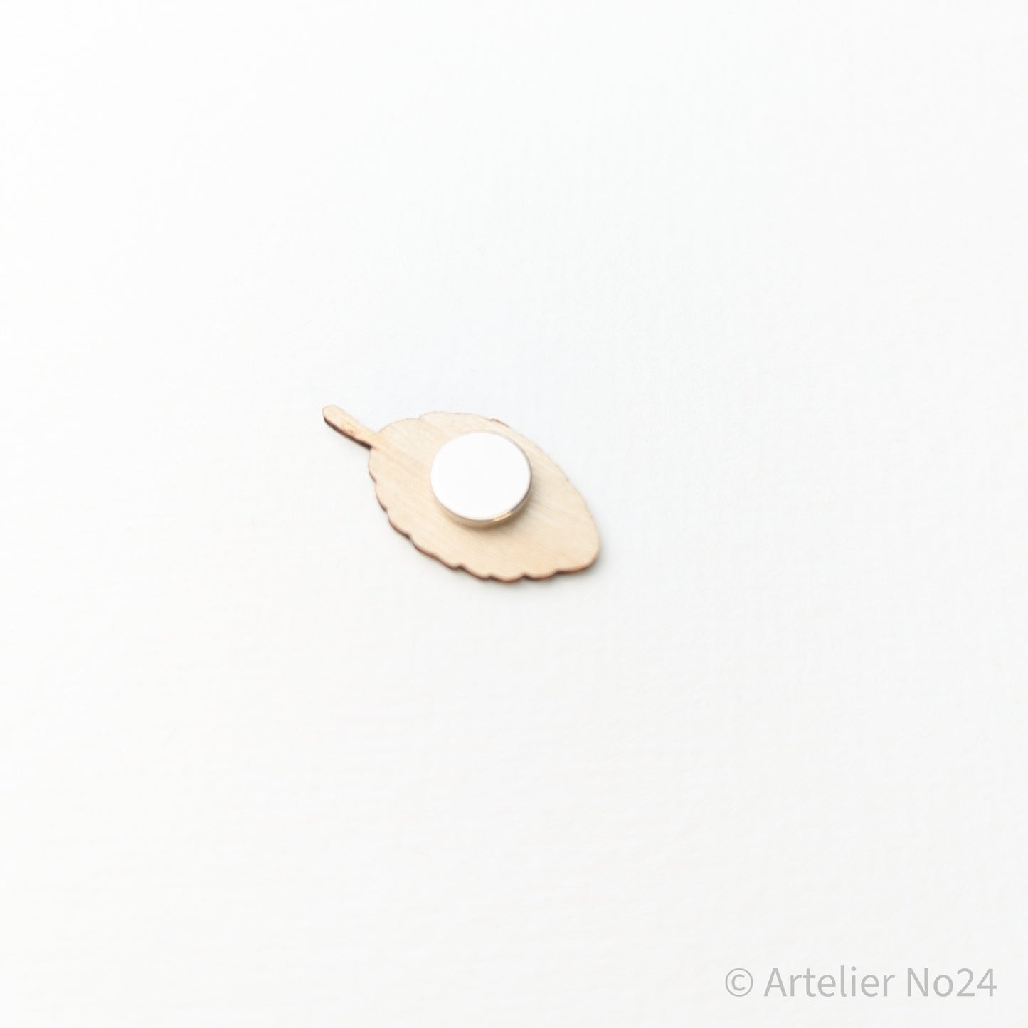 Holzminiatur Blatt/Wassertropfen – Handbemalte Brosche/Magnet - BRMALE-N5