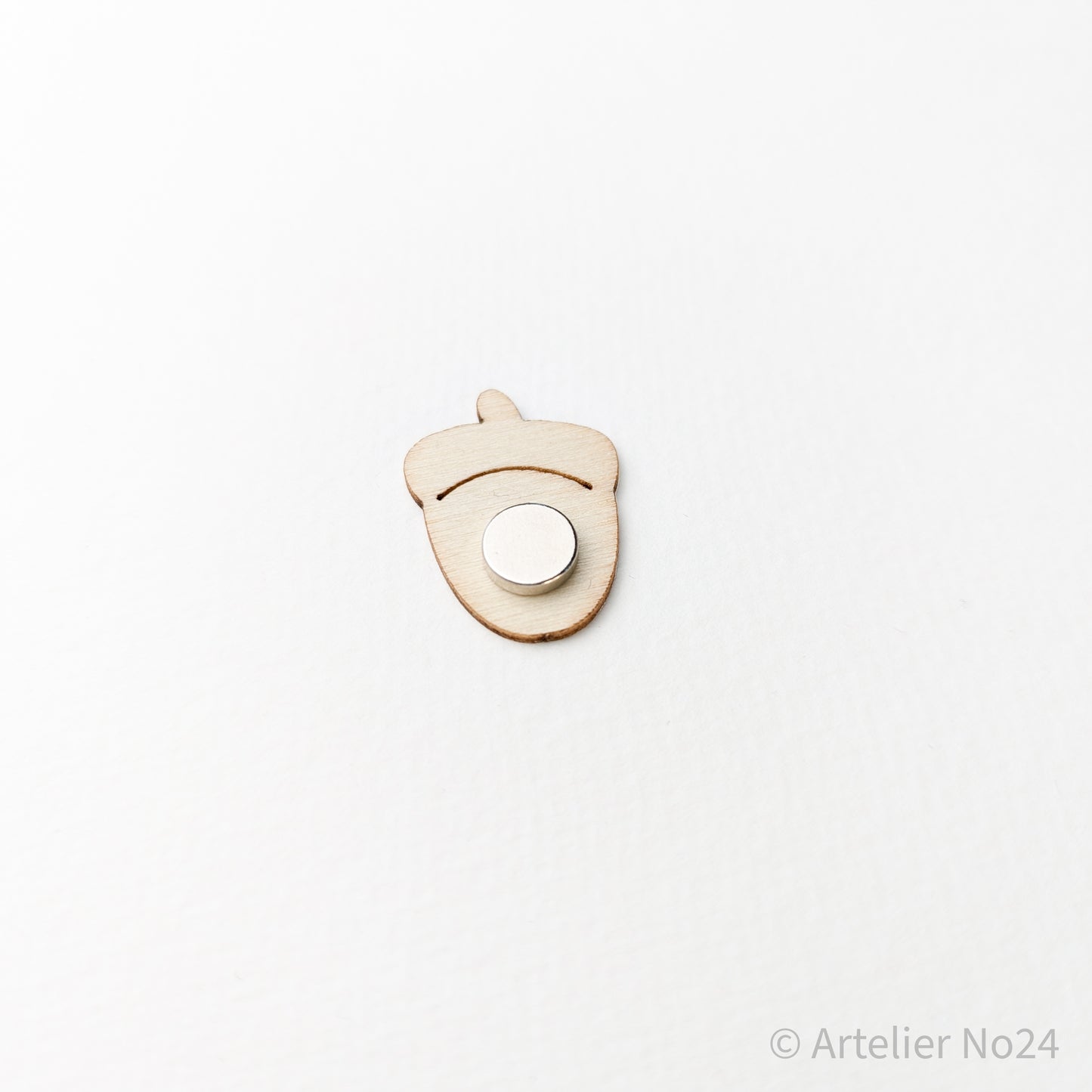 Holzminiatur Eichelnuss/Eule – Handbemalte Brosche/Magnet - BRMANU-N1