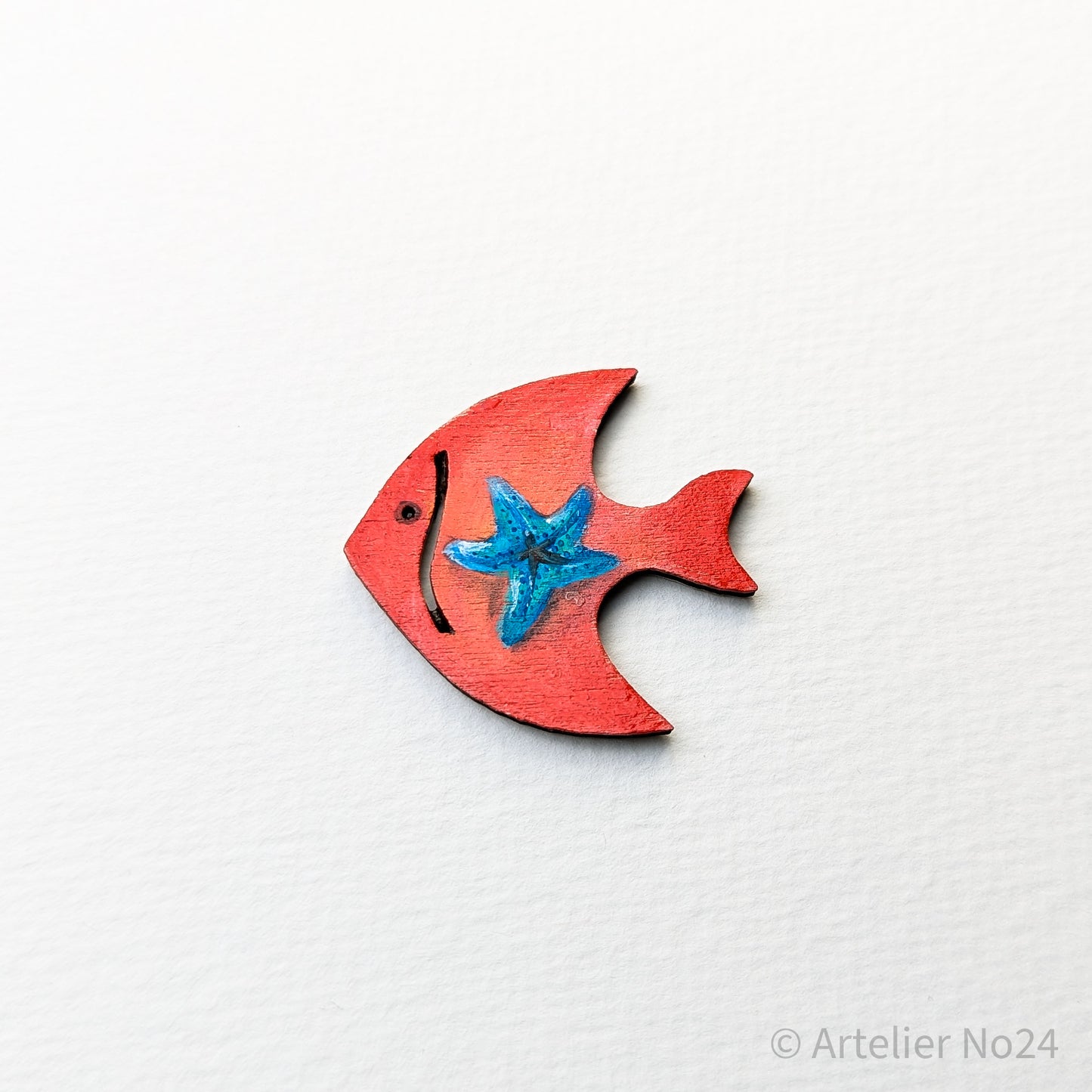Holzminiatur Fisch – Handbemalte Brosche/Magnet - BRMAFI-0801
