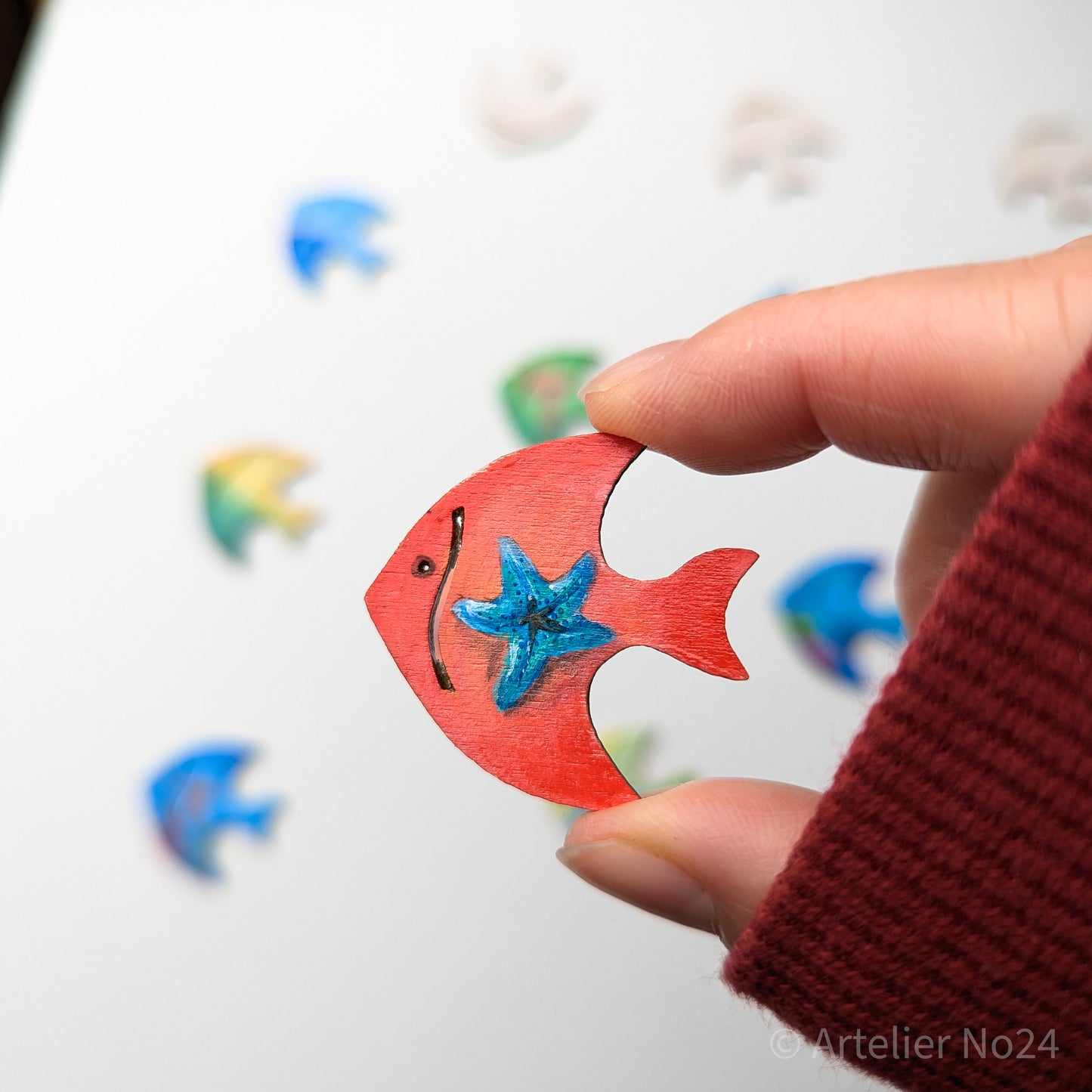 Holzminiatur Fisch – Handbemalte Brosche/Magnet - BRMAFI-0801