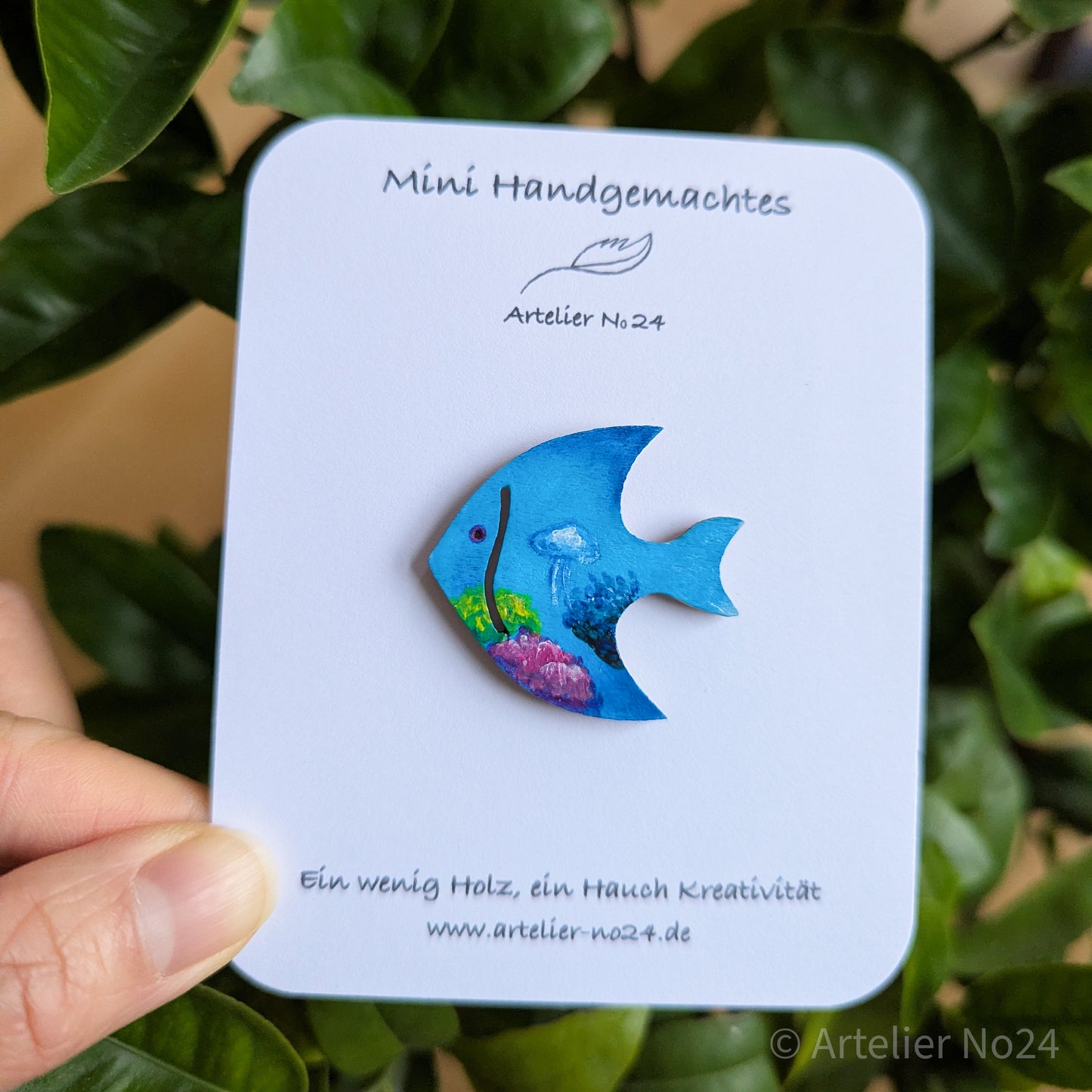 Holzminiatur Fisch – Handbemalte Brosche/Magnet - BRMAFI-0201