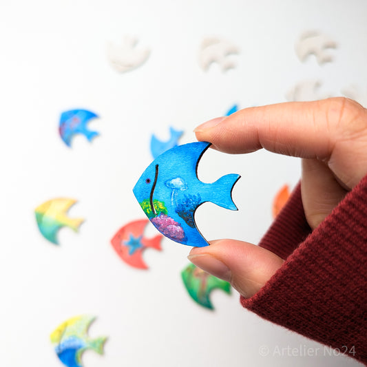 Holzminiatur Fisch – Handbemalte Brosche/Magnet - BRMAFI-0201