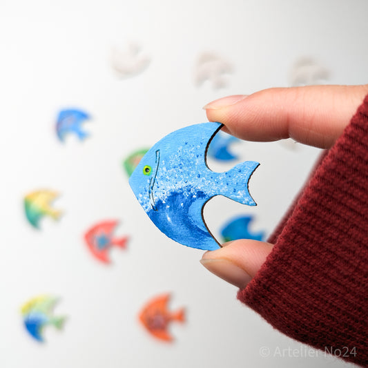 Holzminiatur Fisch – Handbemalte Brosche/Magnet - BRMAFI0202