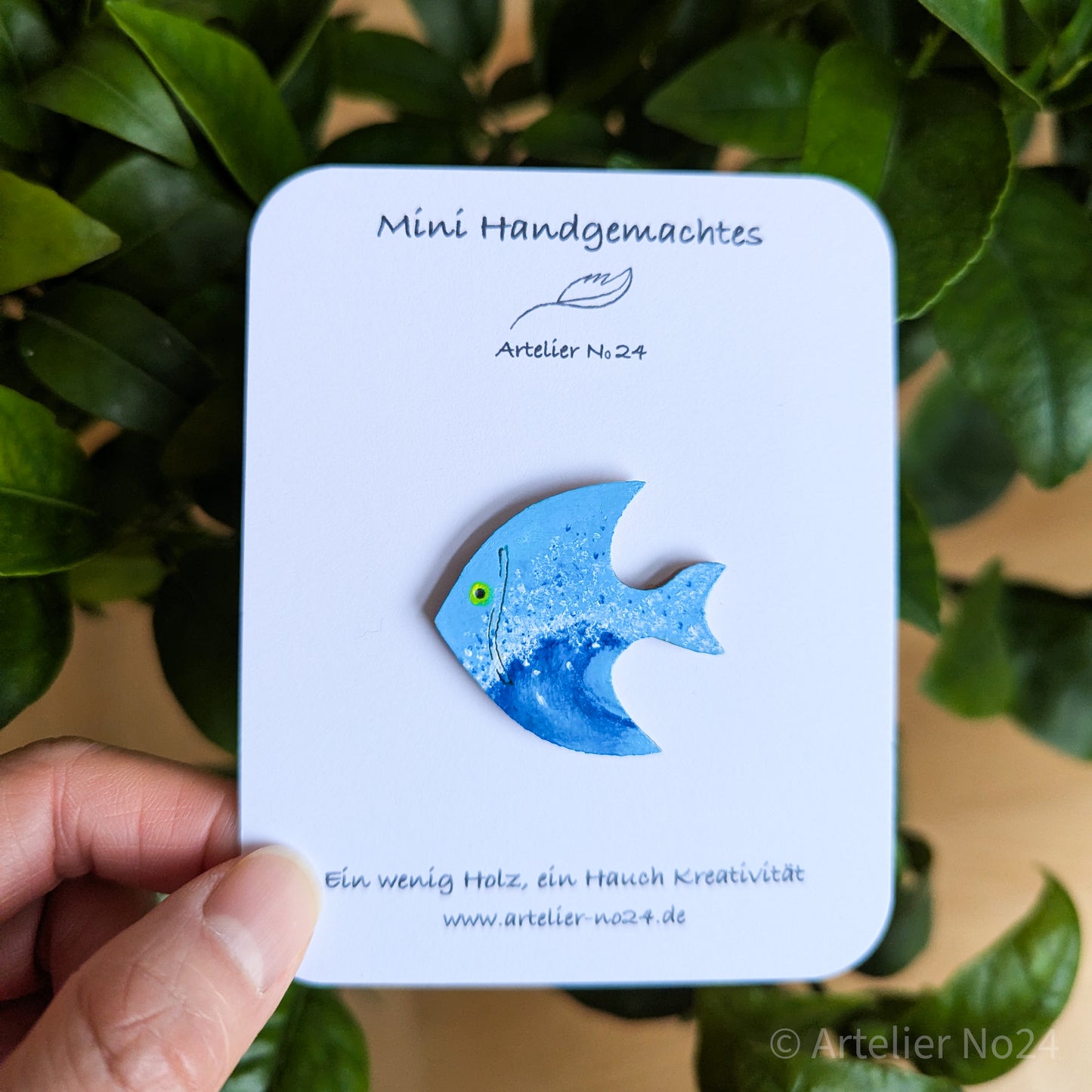 Holzminiatur Fisch – Handbemalte Brosche/Magnet - BRMAFI0202