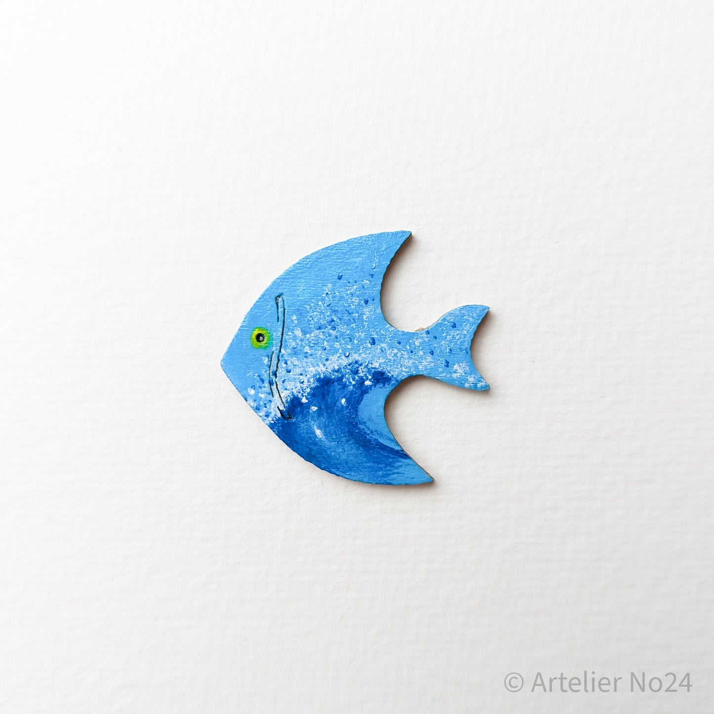 Holzminiatur Fisch – Handbemalte Brosche/Magnet - BRMAFI0202