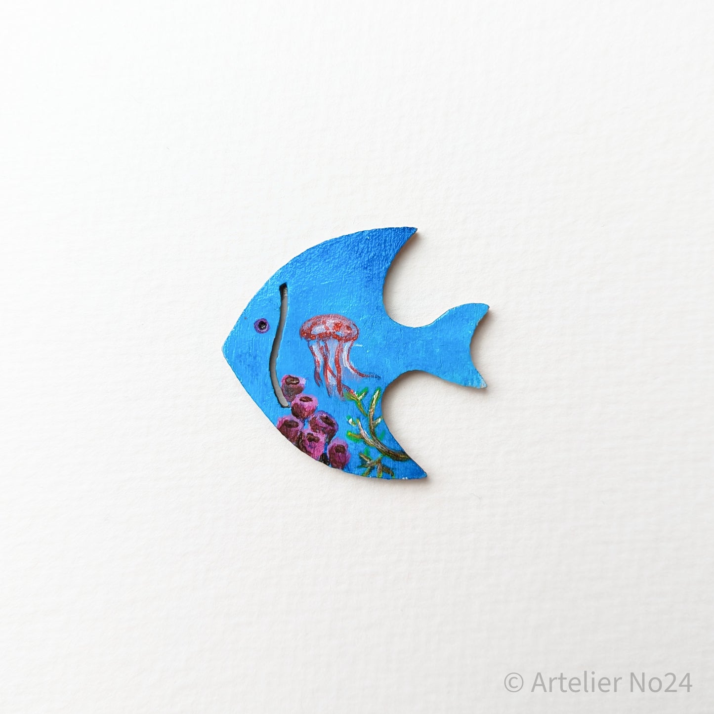 Holzminiatur Fisch – Handbemalte Brosche/Magnet - BRMAFI-0203