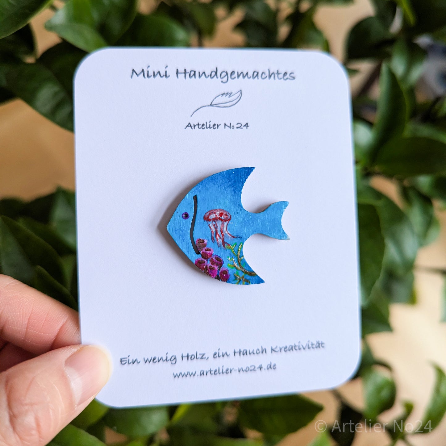 Holzminiatur Fisch – Handbemalte Brosche/Magnet - BRMAFI-0203