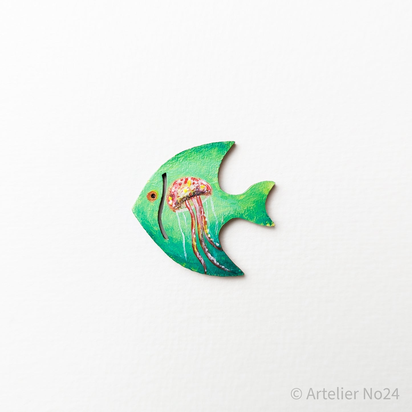 Holzminiatur Fisch – Handbemalte Brosche/Magnet - BRMAFI-0301