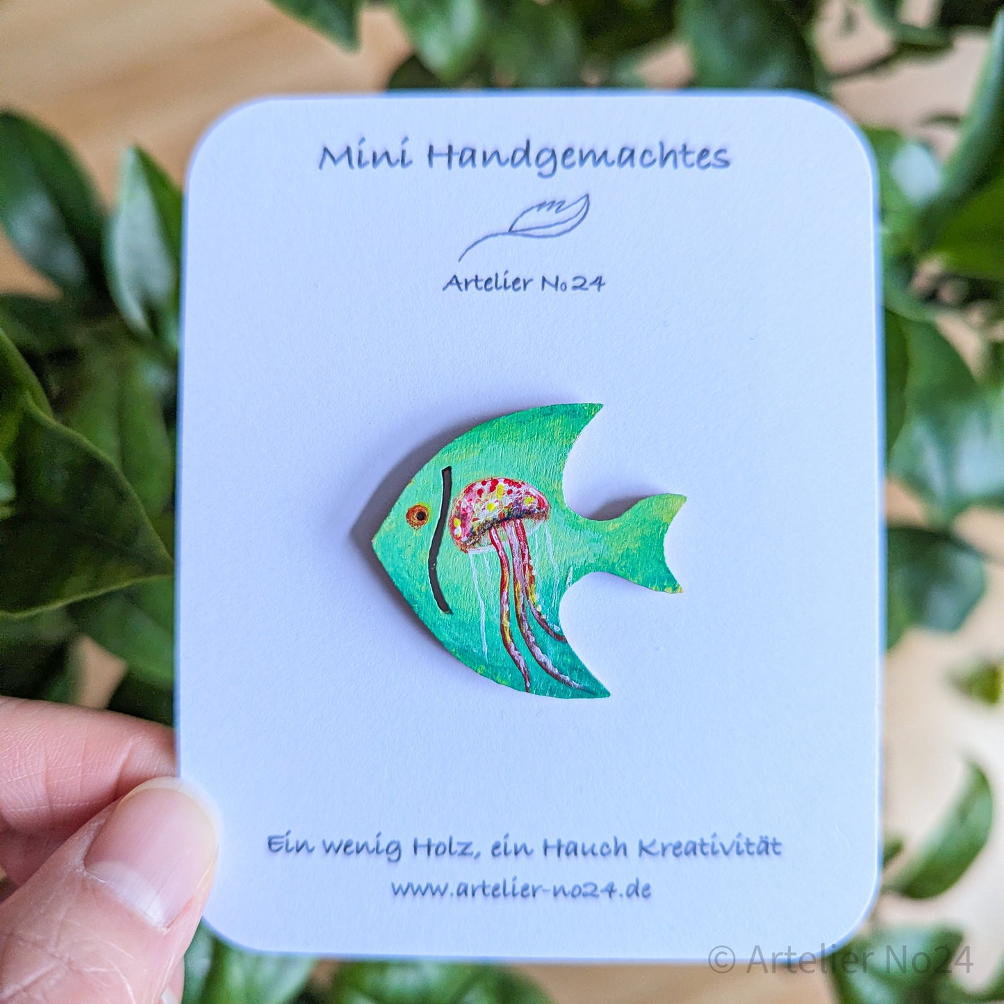 Holzminiatur Fisch – Handbemalte Brosche/Magnet - BRMAFI-0301