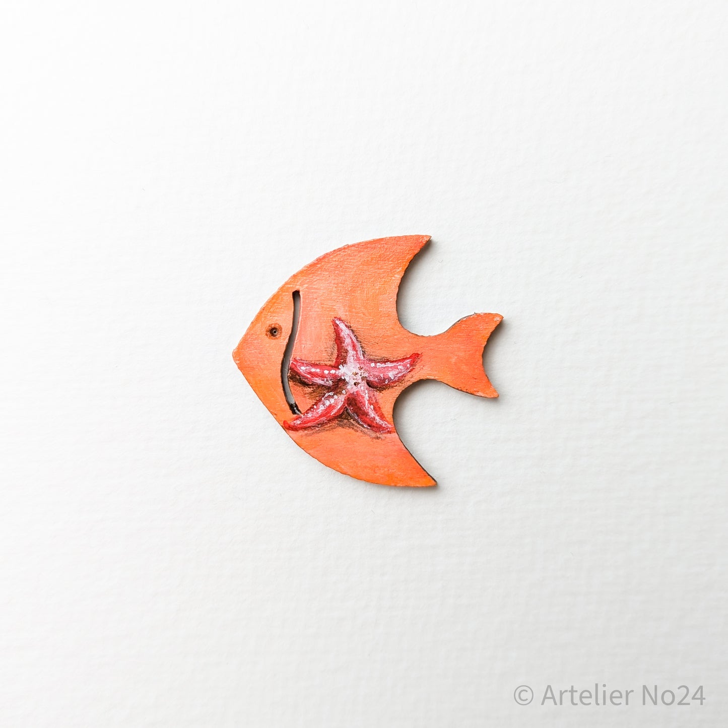 Holzminiatur Fisch – Handbemalte Brosche/Magnet - BRMAFI-0501