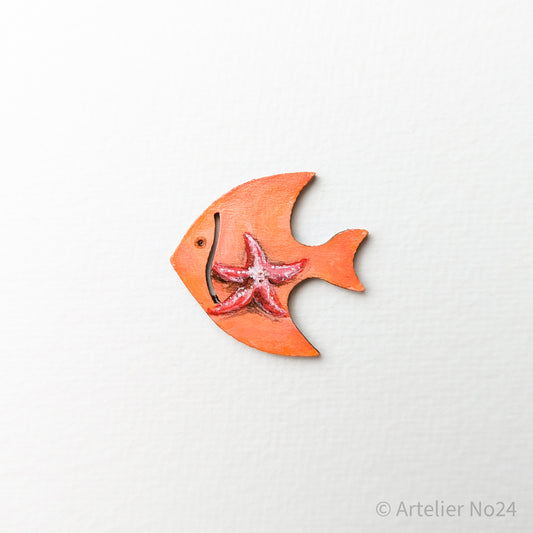 Holzminiatur Fisch – Handbemalte Brosche/Magnet - BRMAFI-0501
