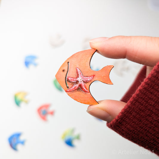 Holzminiatur Fisch – Handbemalte Brosche/Magnet - BRMAFI-0501