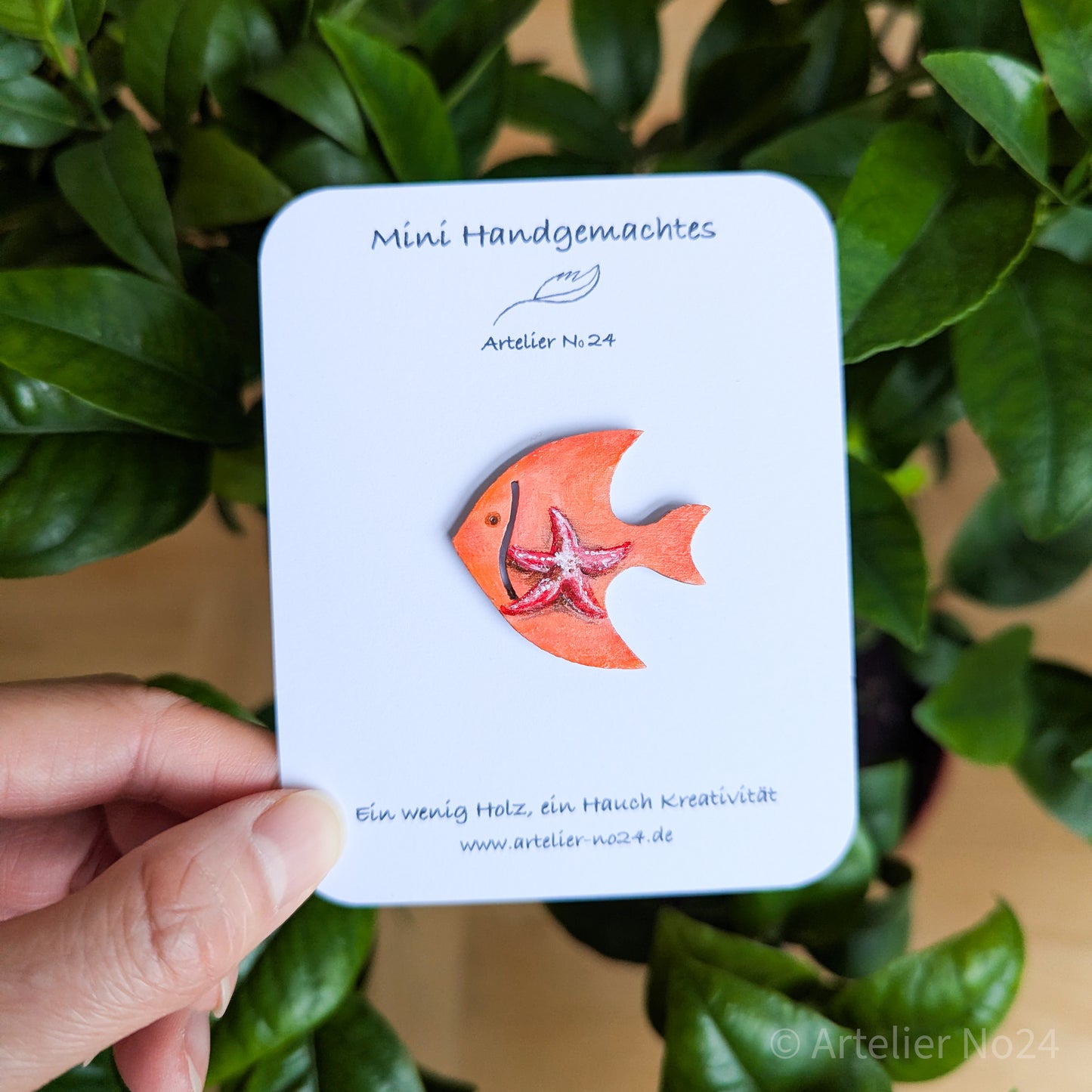 Holzminiatur Fisch – Handbemalte Brosche/Magnet - BRMAFI-0501