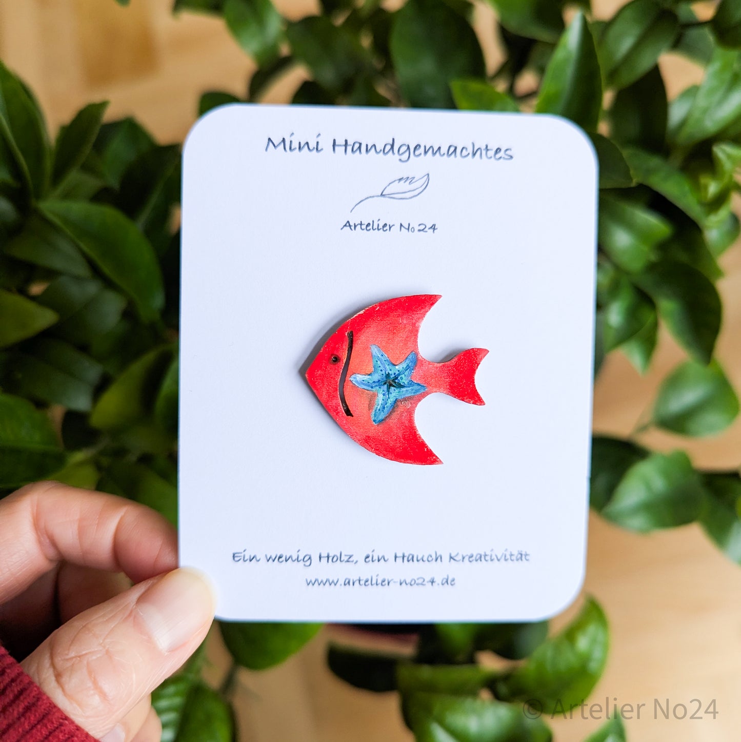 Holzminiatur Fisch – Handbemalte Brosche/Magnet - BRMAFI-0801