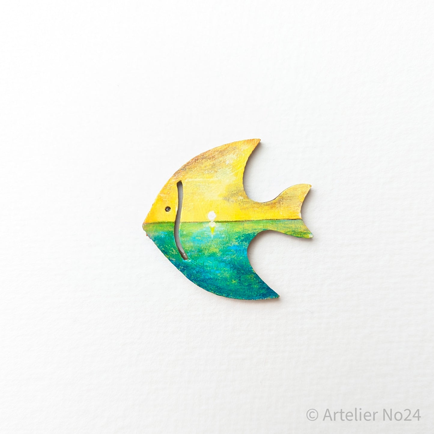 Holzminiatur Fisch – Handbemalte Brosche/Magnet - BRMAFI-1001