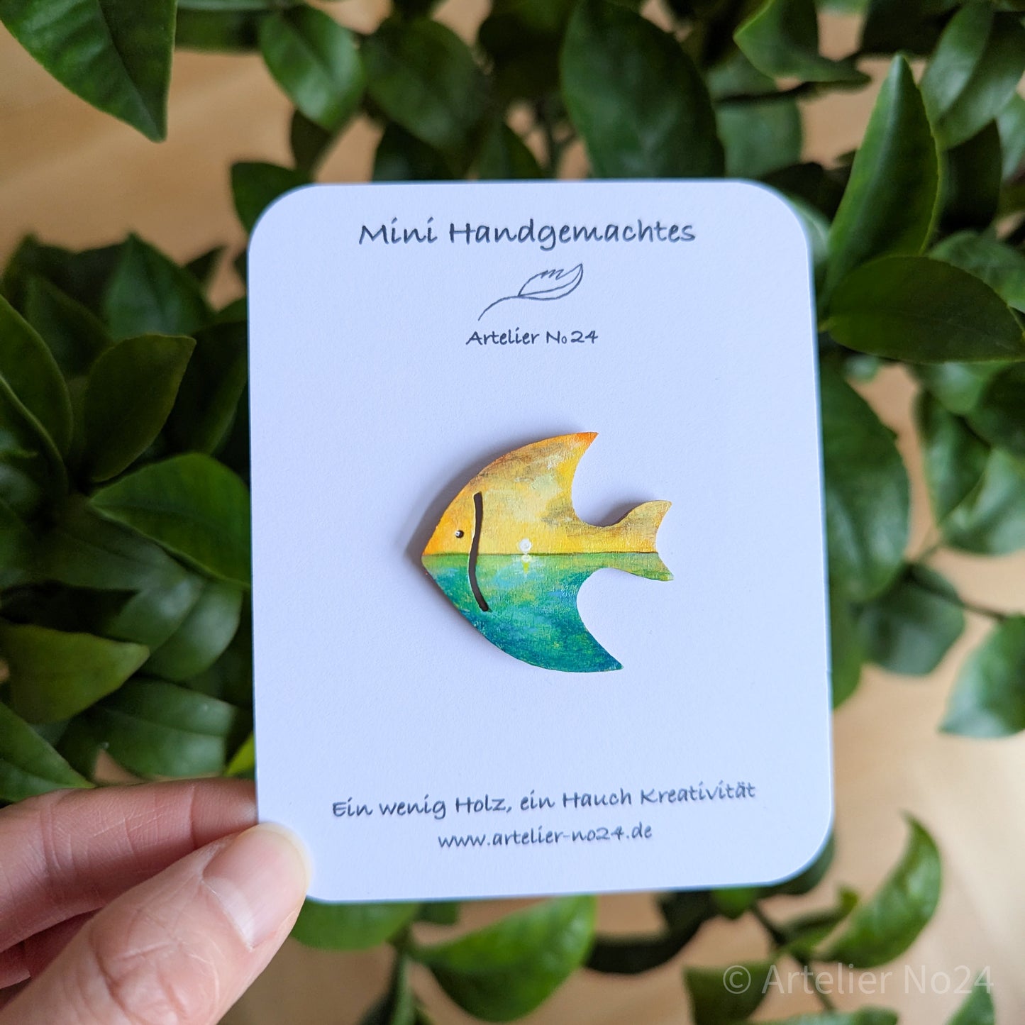 Holzminiatur Fisch – Handbemalte Brosche/Magnet - BRMAFI-1001