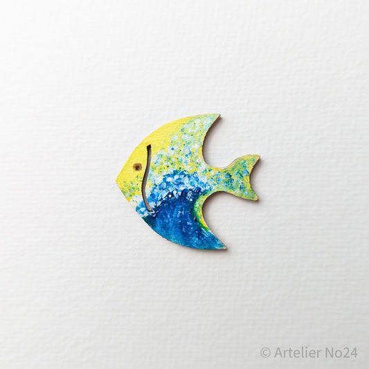 Holzminiatur Fisch – Handbemalte Brosche/Magnet - BRMAFI-1002