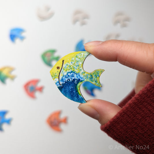 Holzminiatur Fisch – Handbemalte Brosche/Magnet - BRMAFI-1002