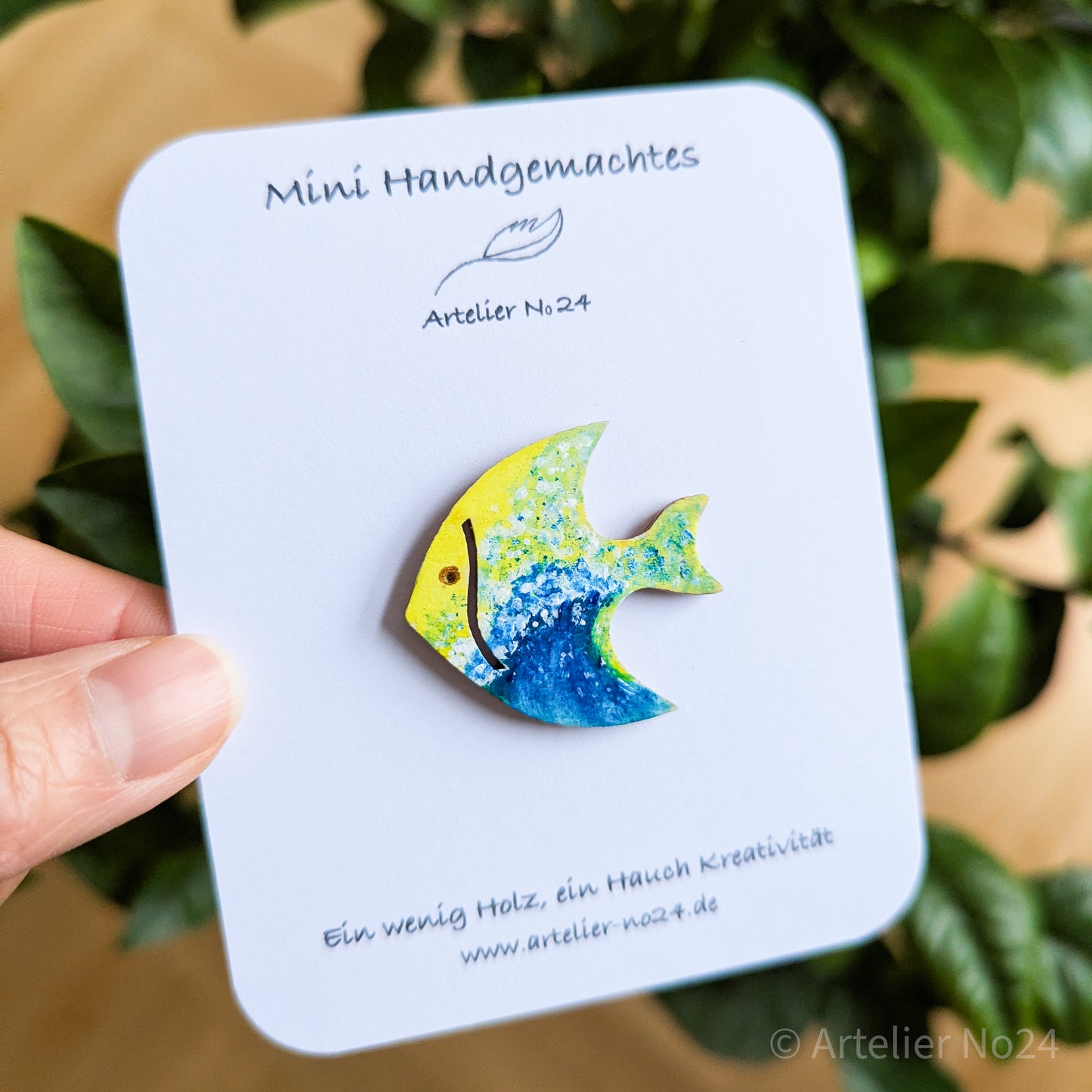 Holzminiatur Fisch – Handbemalte Brosche/Magnet - BRMAFI-1002