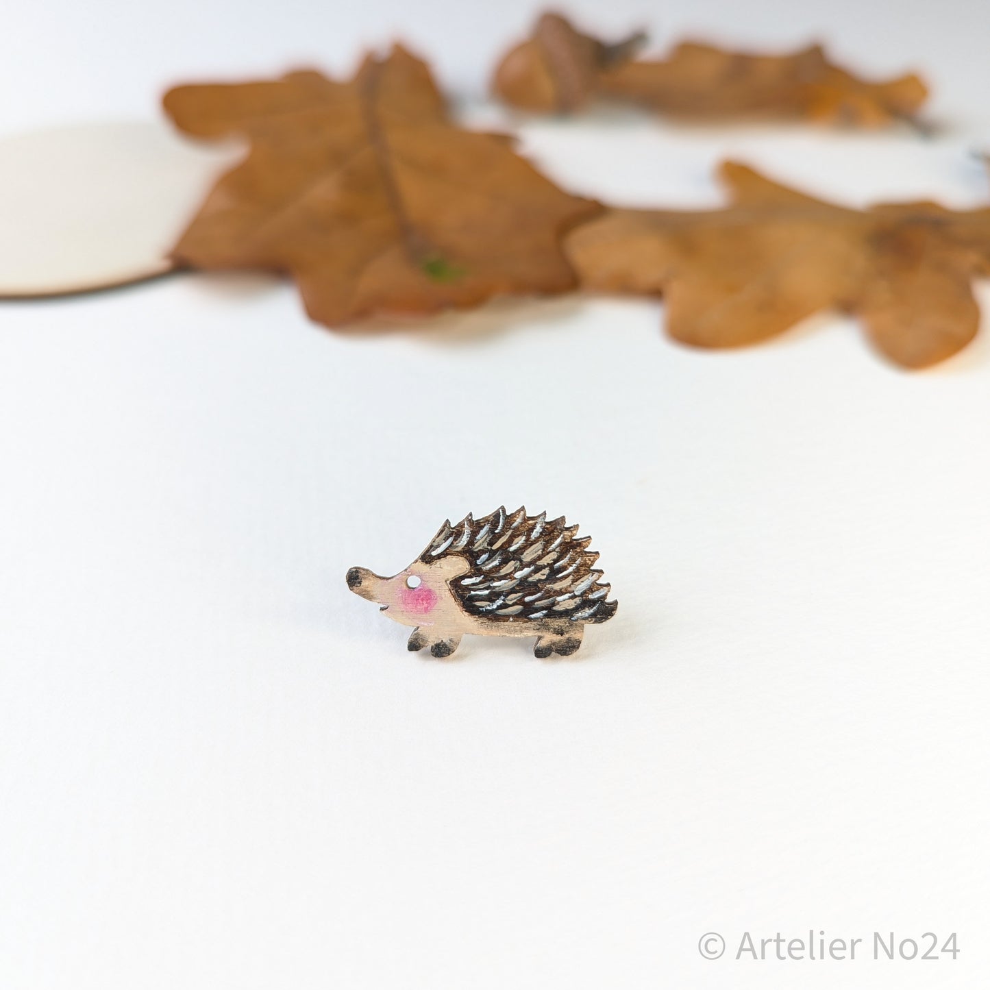 Holzminiatur IGEL – Handbemalte Brosche/Magnet - BRMAIG-11