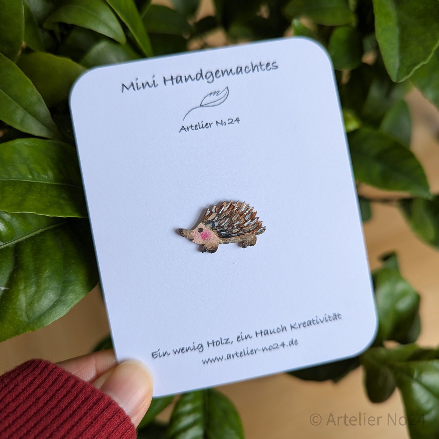 Holzminiatur IGEL – Handbemalte Brosche/Magnet - BRMAIG-11