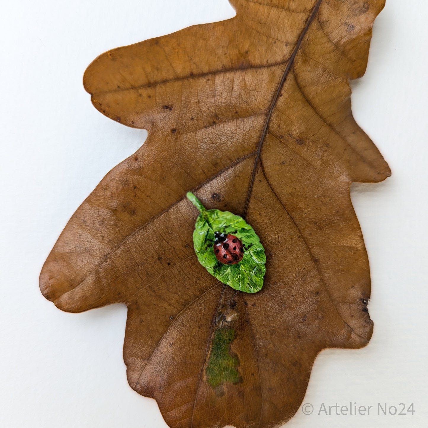 Holzminiatur Blatt/Marienkäfer – Handbemalte Brosche/Magnet - BRMALE-N4
