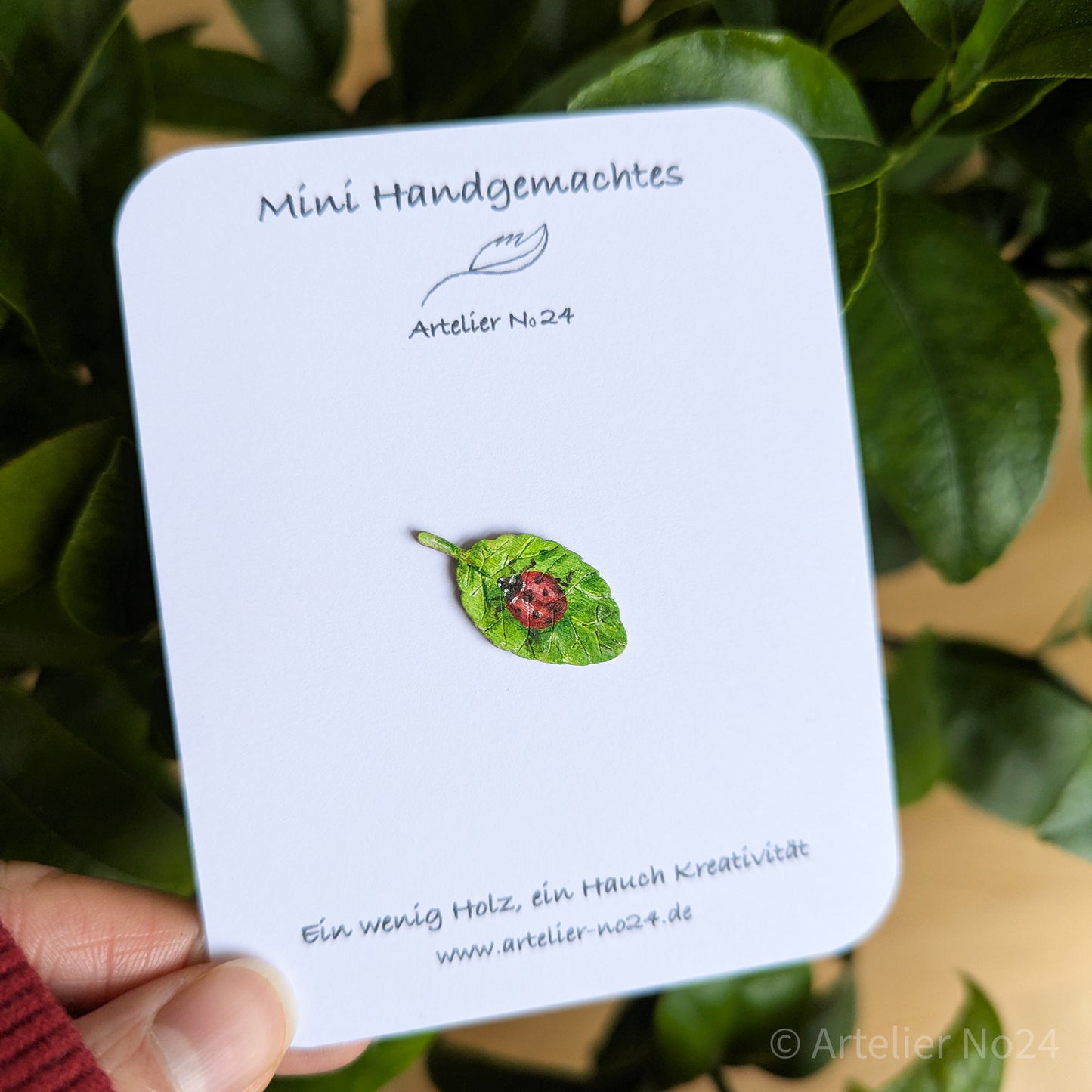 Holzminiatur Blatt/Marienkäfer – Handbemalte Brosche/Magnet - BRMALE-N4