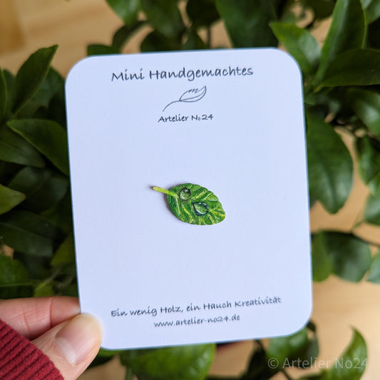Holzminiatur Blatt/Wassertropfen – Handbemalte Brosche/Magnet - BRMALE-N5