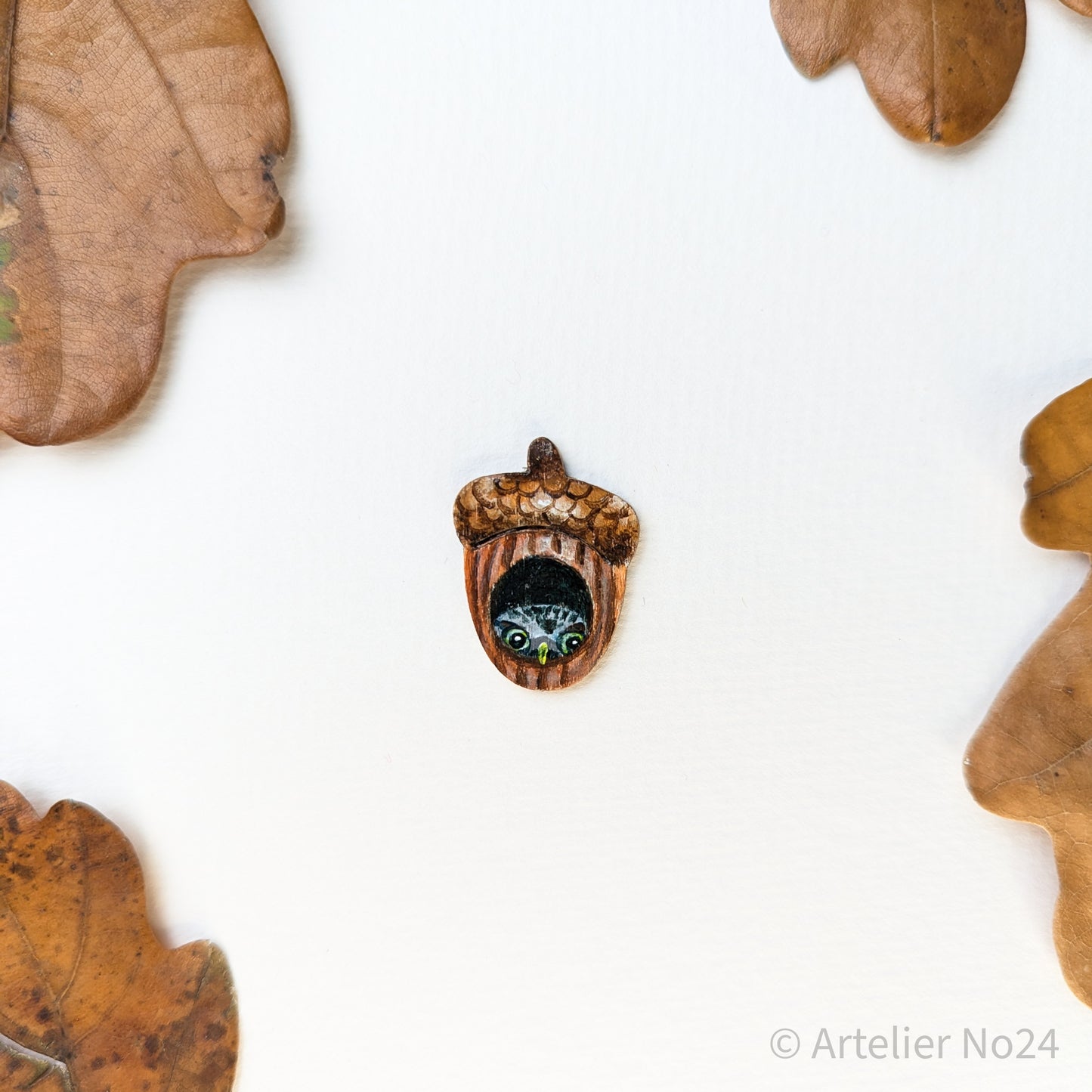 Holzminiatur Eichelnuss/Eule – Handbemalte Brosche/Magnet - BRMANU-N1