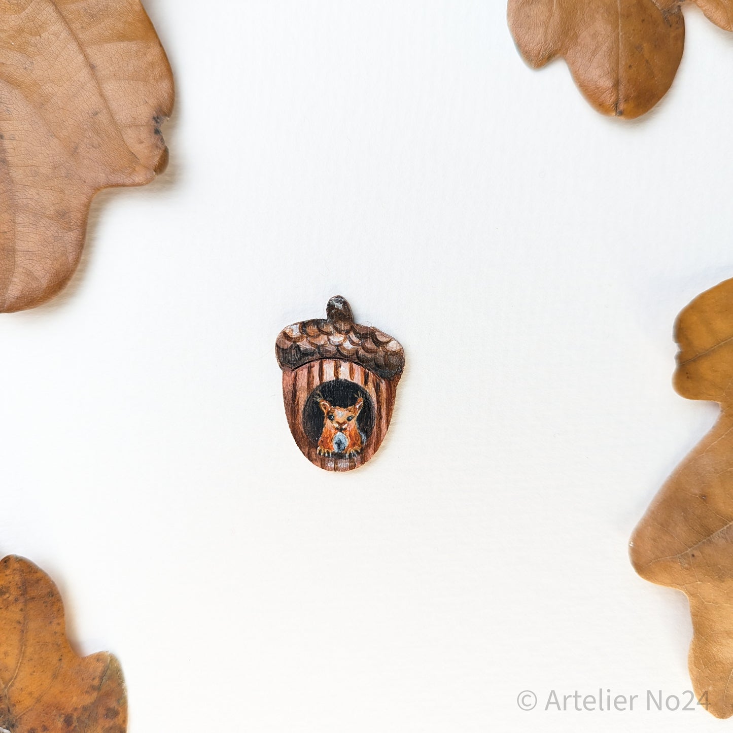 Holzminiatur Eichelnuss/Eichhörnchen – Handbemalte Brosche/Magnet - BRMANU-N2