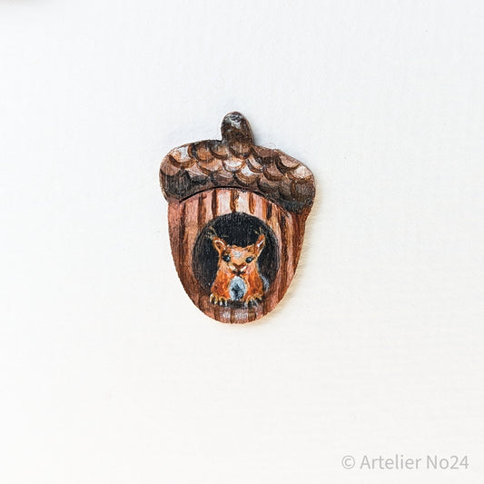 Holzminiatur Eichelnuss/Eichhörnchen – Handbemalte Brosche/Magnet - BRMANU-N2