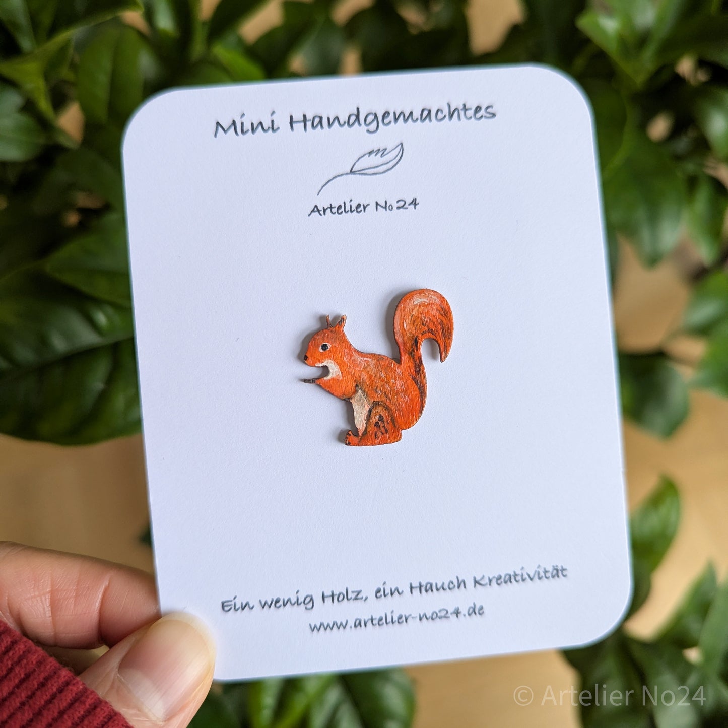 Holzminiatur Eichhörnchen – Handbemalte Brosche/Magnet - MASQ-N5