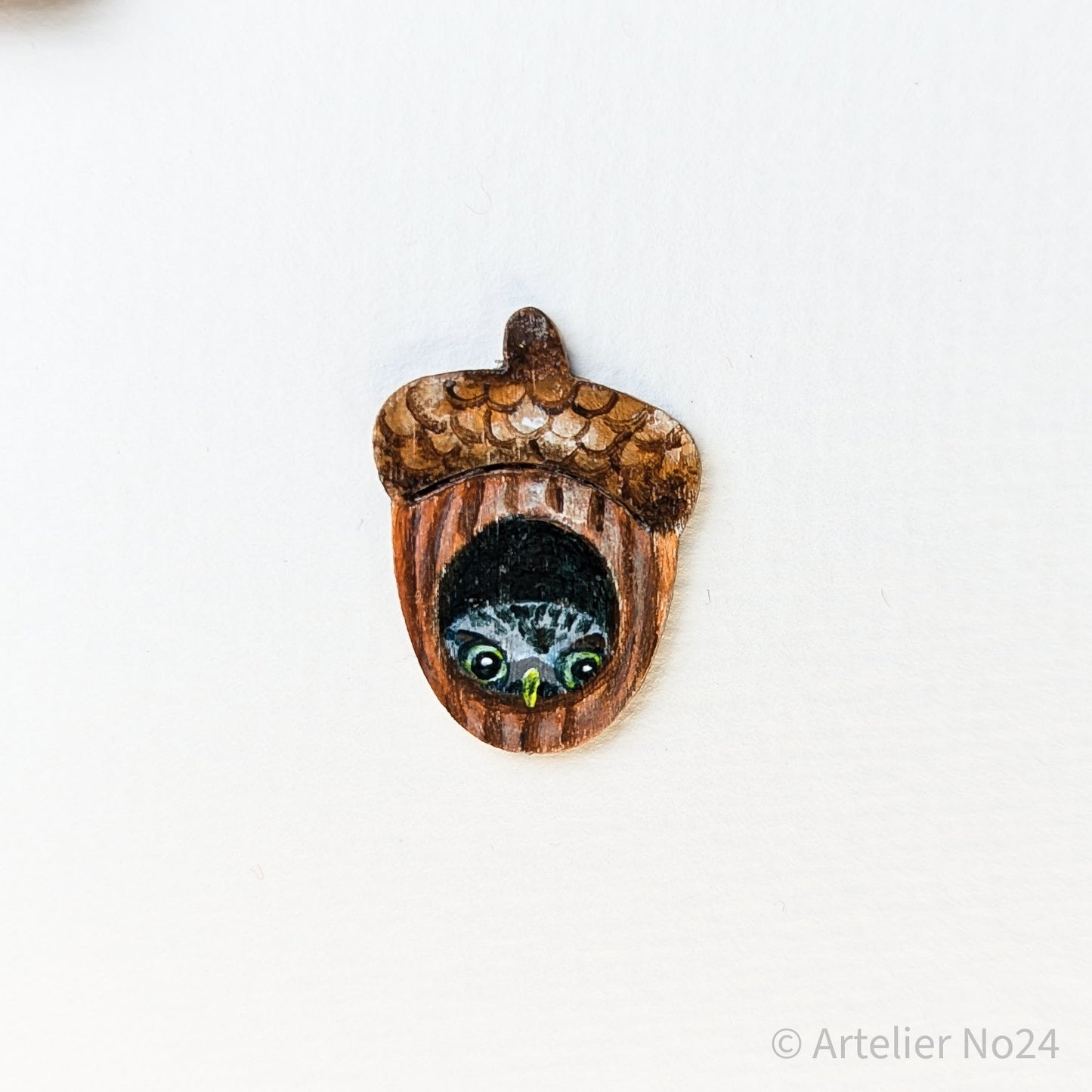 Holzminiatur Eichelnuss/Eule – Handbemalte Brosche/Magnet - BRMANU-N1