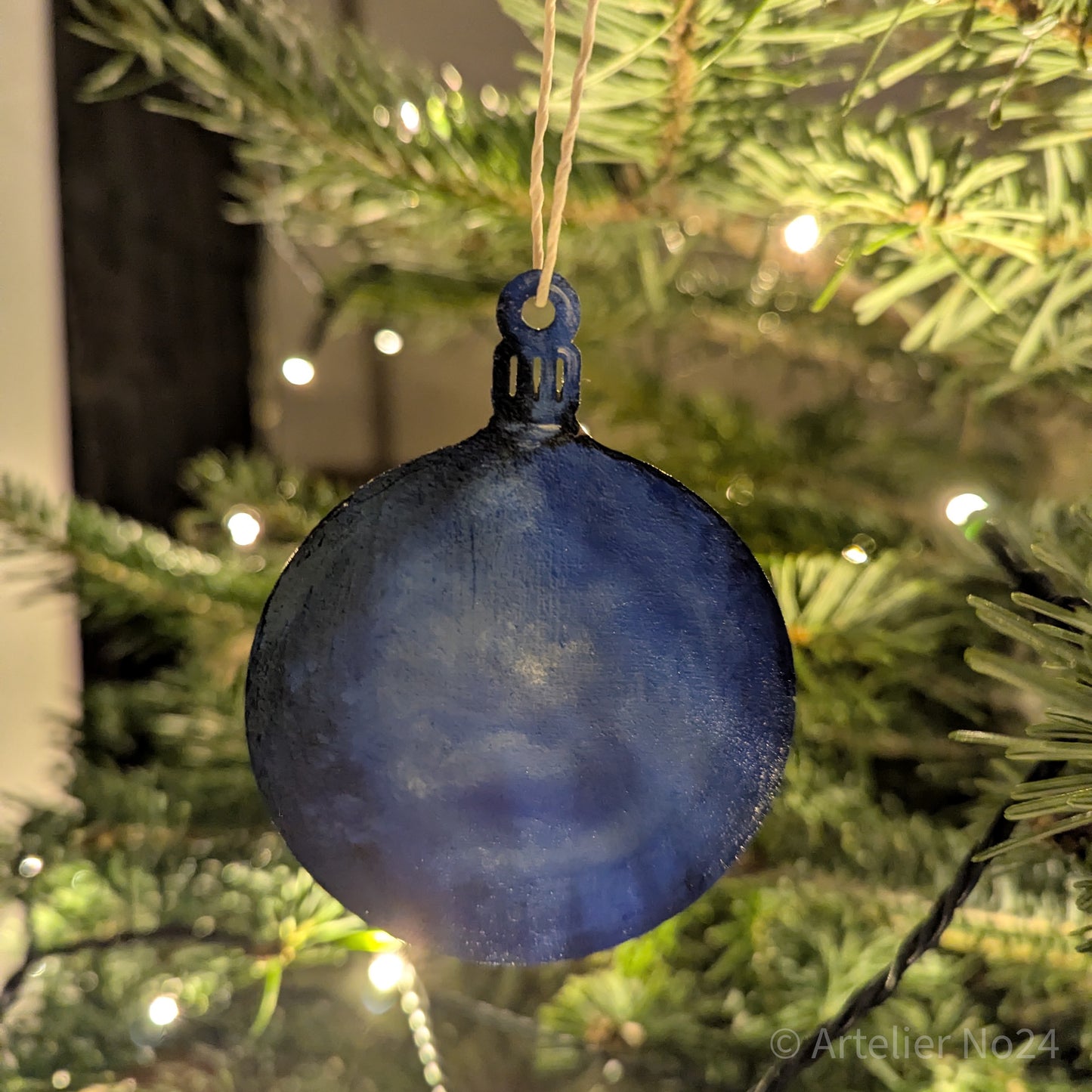 Handbemalte Weihnachtskugel aus Holz - XMKU02N6